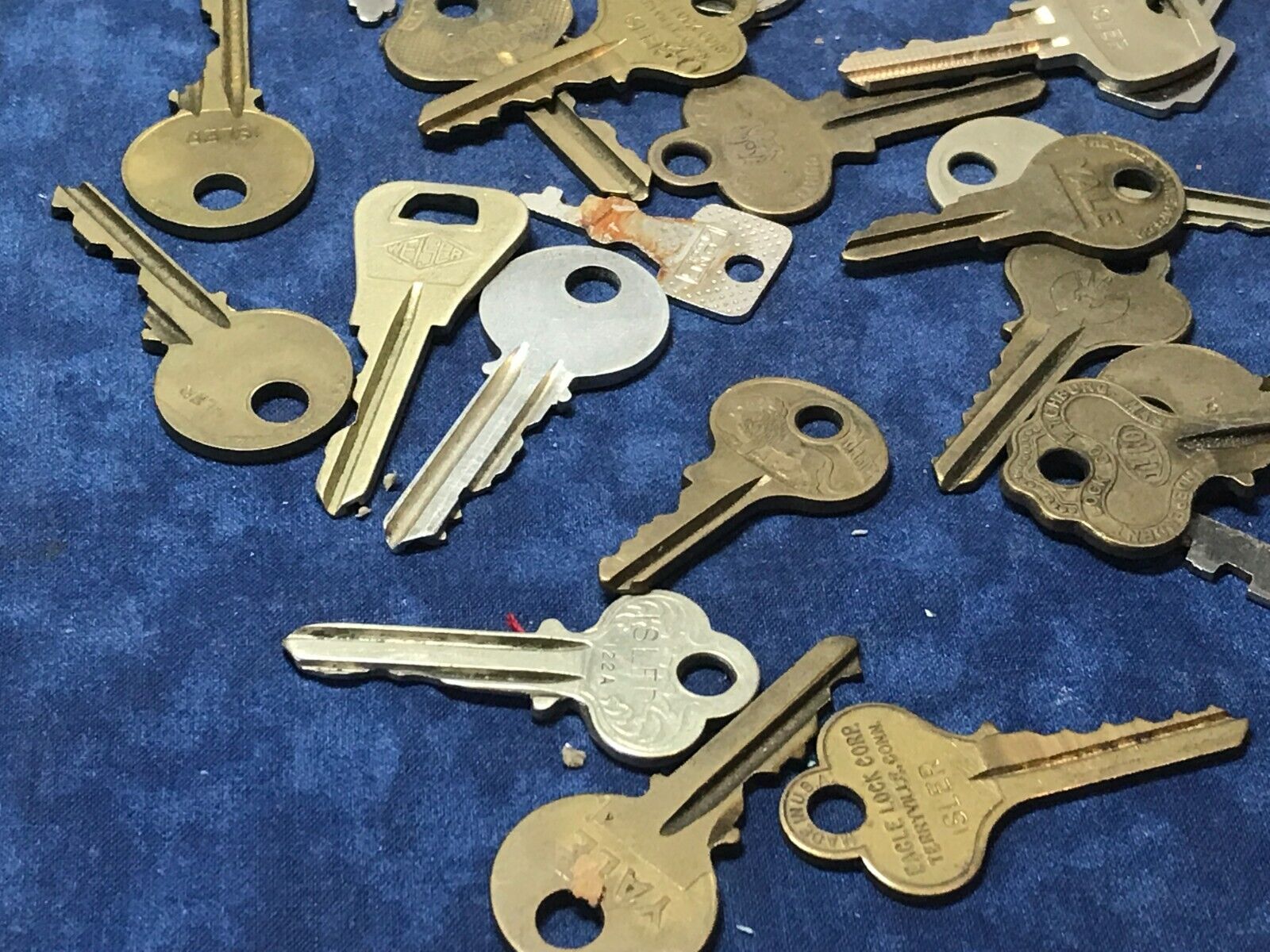 LOT OF 38 KEYS DIFFERENT BRANDS, SHAPES, ETC WITH STORAGE TIN
