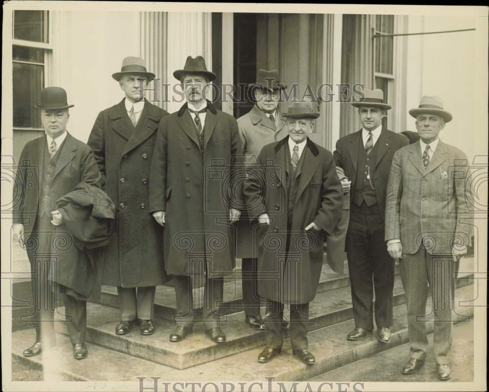 1926 Press Photo H. Earle Hanes and delegates pose outside building in Virginia