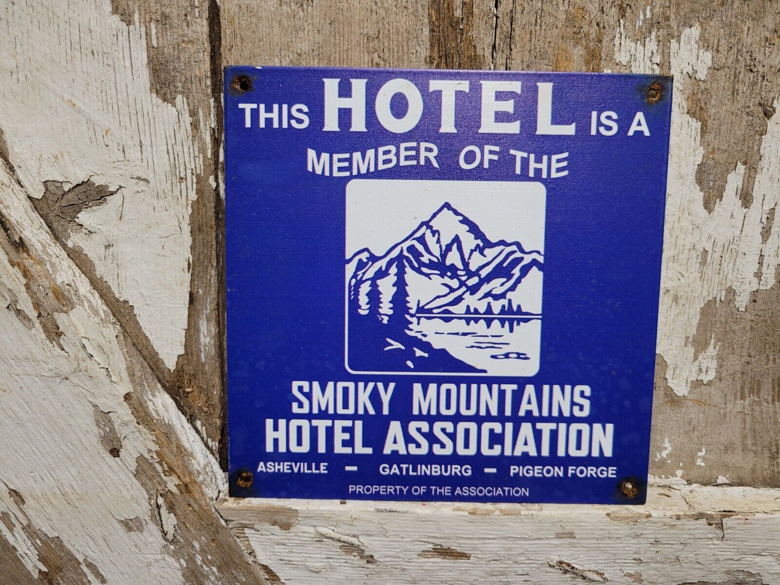 VINTAGE SMOKY MOUNTAINS HOTEL ASSOCIATION SIGN TIN METAL PLAQUE SMOKEY MOTEL INN