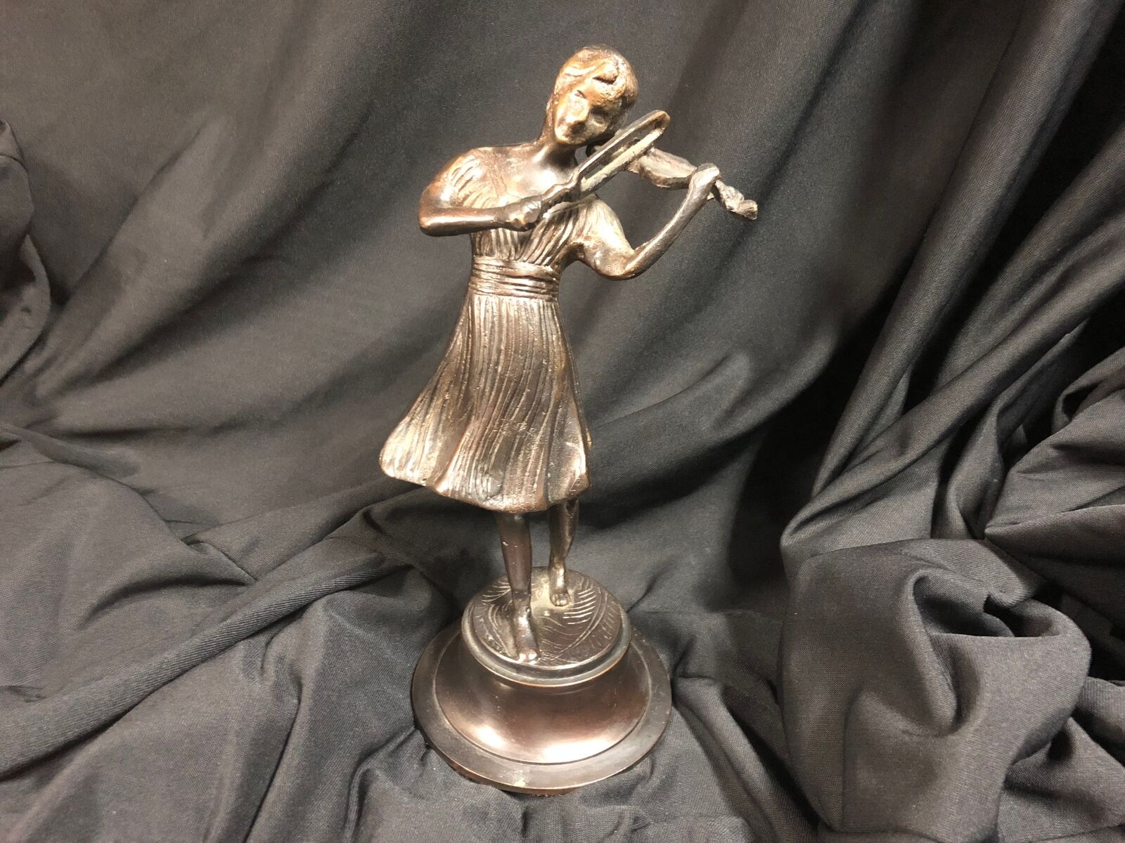 Bronze sculpture Girl Playing the Violin by the Italian Fonderia Lancini