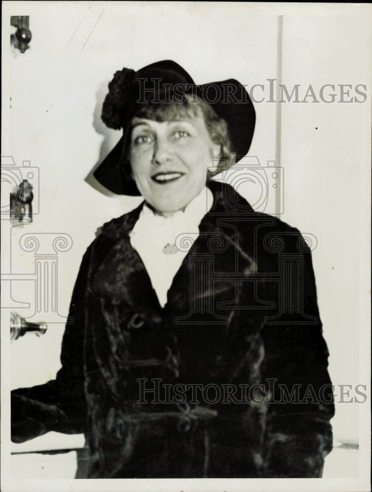 1935 Press Photo Painter Neysa McMein arrives in New York on S.S. Ile De France