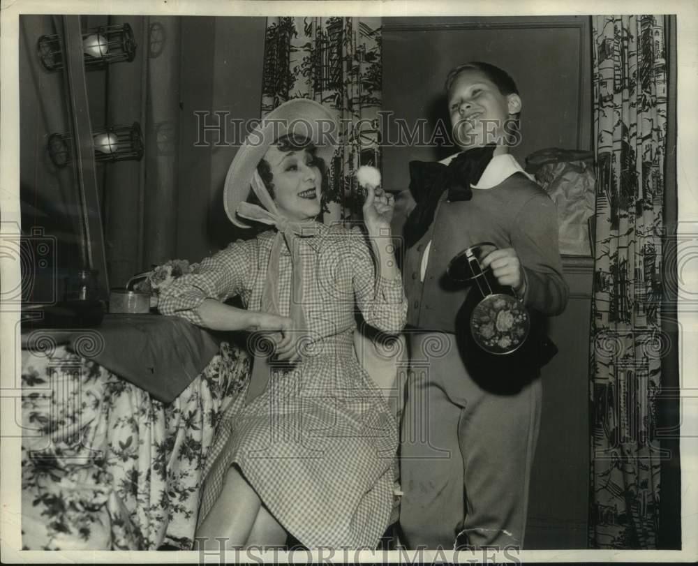 1953 Press Photo Edna Hopper & Brandon de Wilde, Empire Theater, NY - lrx45964