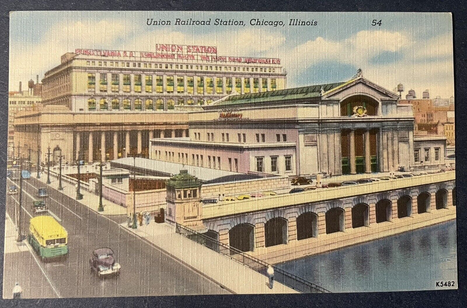Postcard Linen Union Railroad Station Chicago IL Vintage Bus Cars Street Scene
