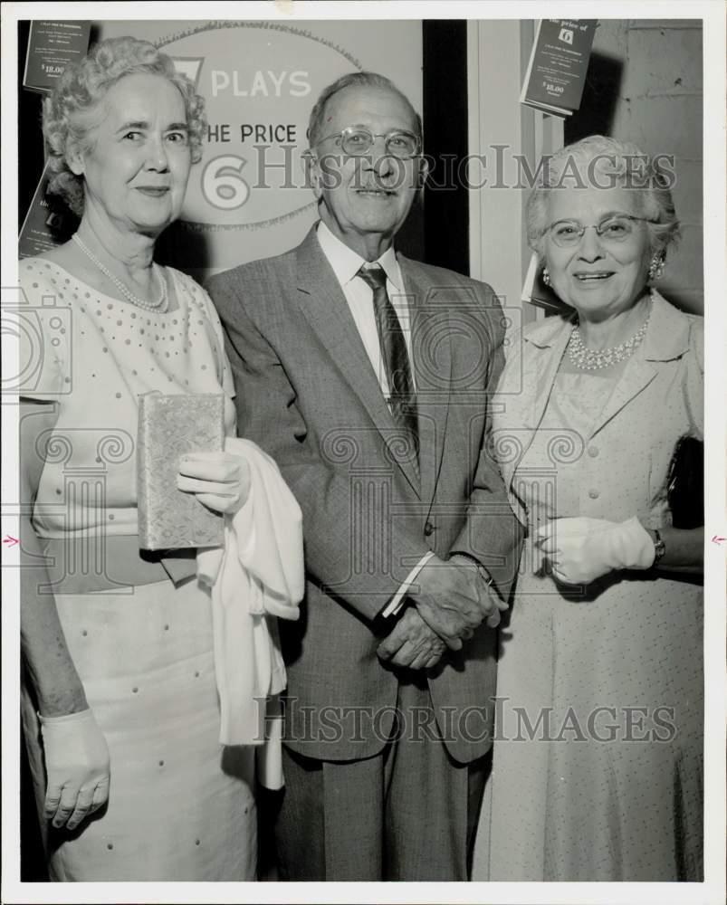1962 Press Photo Mr. & Mrs. Victor Alessandro, Maree Schaffer at Alley Theatre