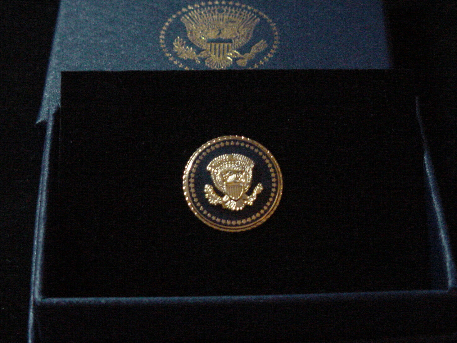 President TRUMP Lapel Pin - Presidential seal Lapel Pin  (gold color)