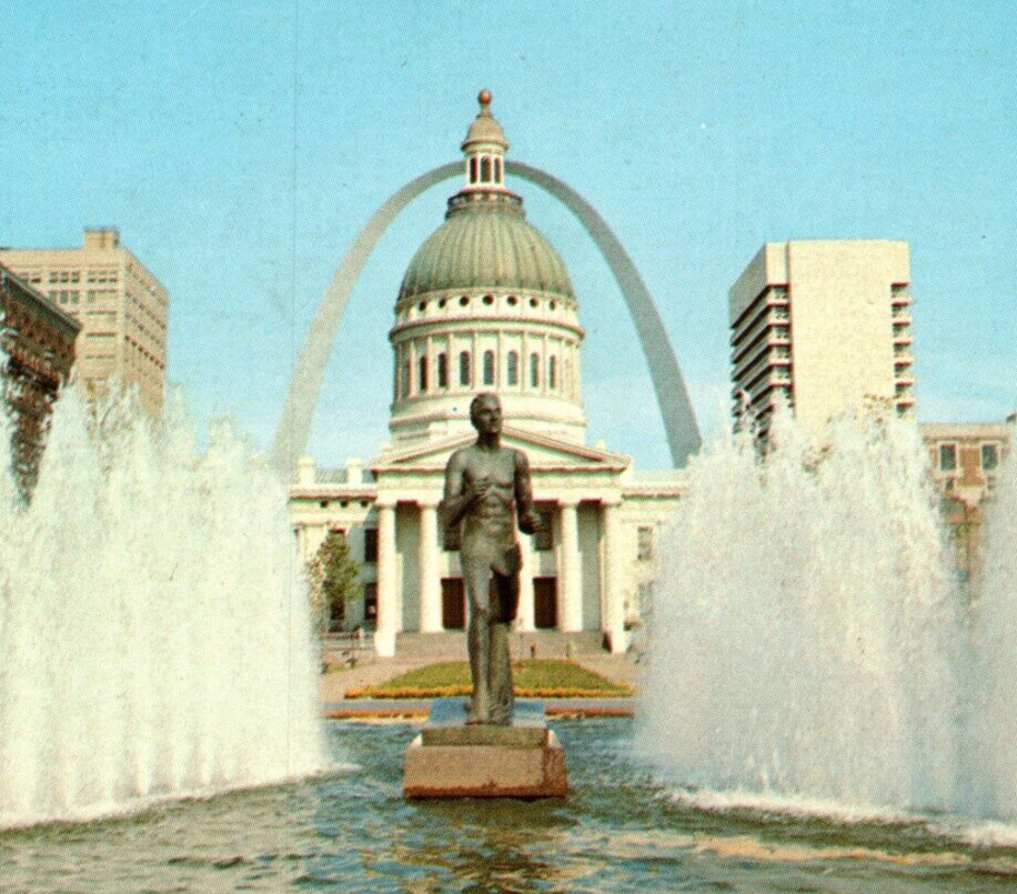 Old Courthouse & Gateway Arch Fountains Statue St. Louis MO VINTAGE Postcard