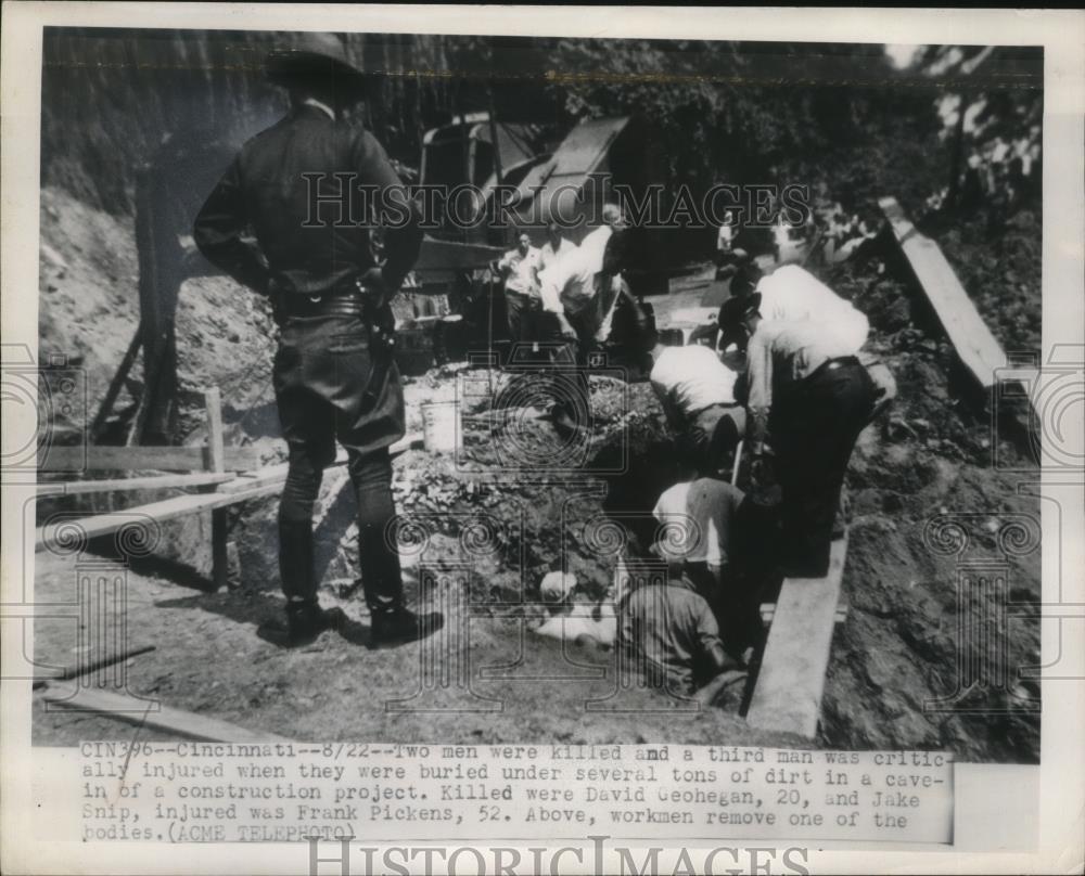 1950 Press Photo Cinncinati workmen remove bodies from cave in in Ohio