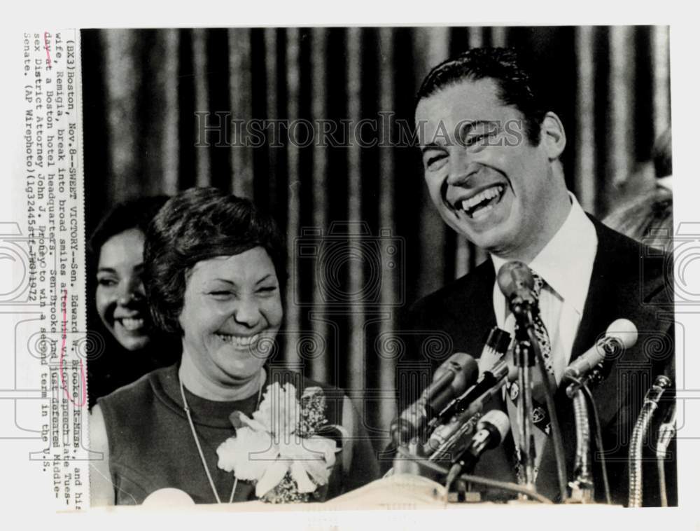 1972 Press Photo Sen. Edward Brooke & wife Remigia after victory speech, Boston