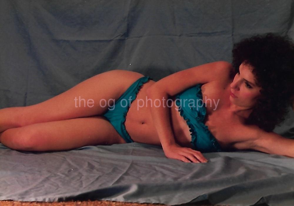 BIKINI GIRL Very Pretty Woman FOUND PHOTOGRAPH Color VINTAGE Original 211 59 W