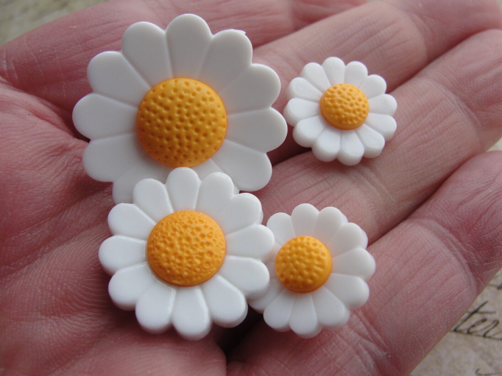 Vintage Buttons Novelty Flowers Buttons Daisy Flower White Yellow NOS .5- 1\
