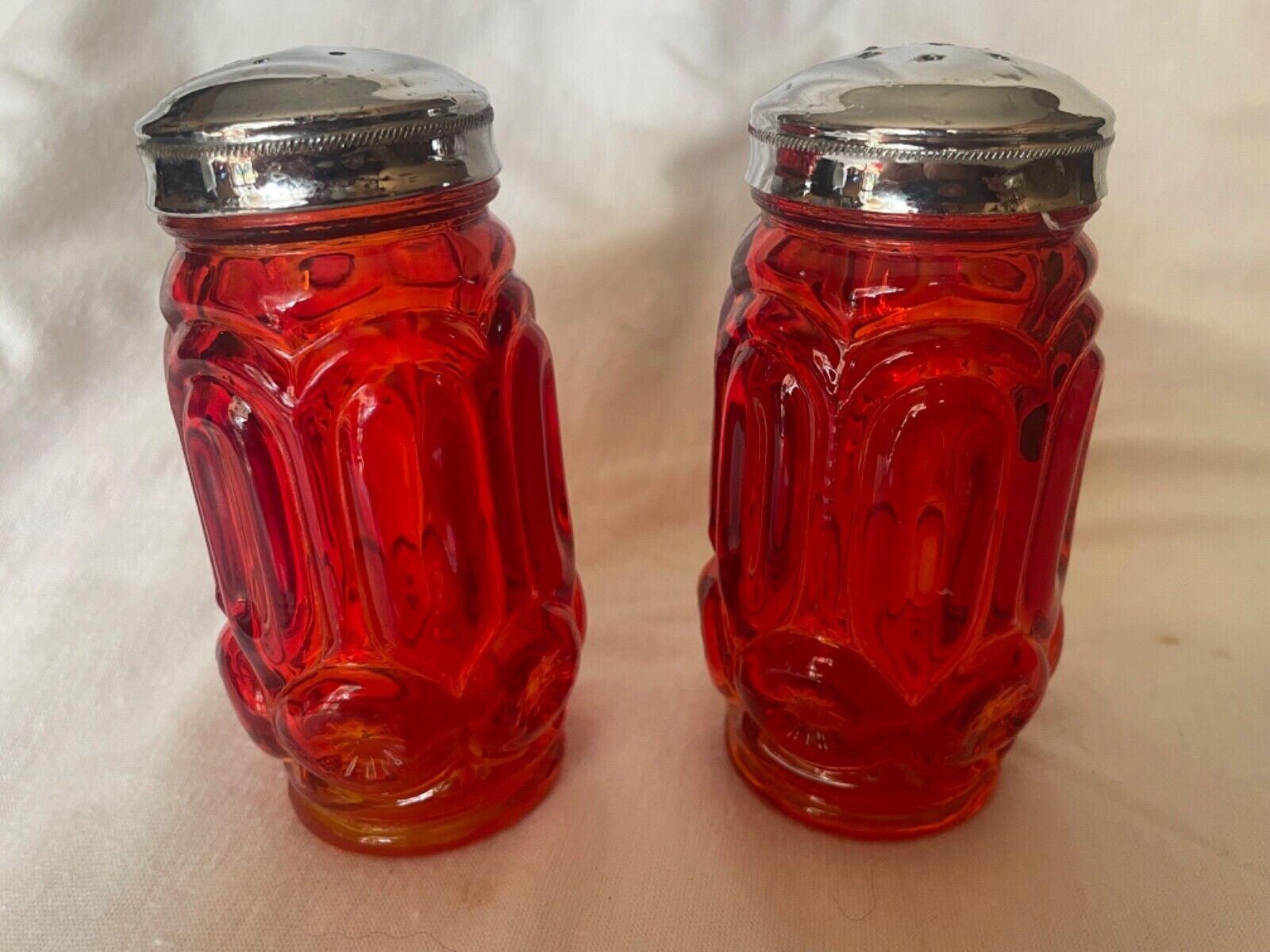 VINTAGE L.E. SMITH RED MOON & STAR GLASS SALT & PEPPER SHAKERS W/ORG. LIDS