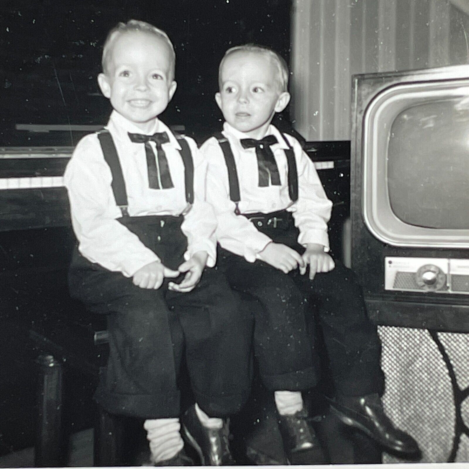 NF Photograph Twin Boys 1950-60\'s Portrait