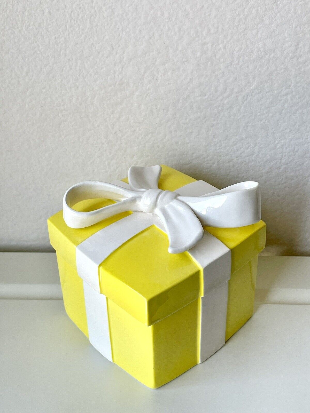Fitz and Floyd Ceramic Yellow Gift Box w/White Bow Trinket/Keepsake Box 4