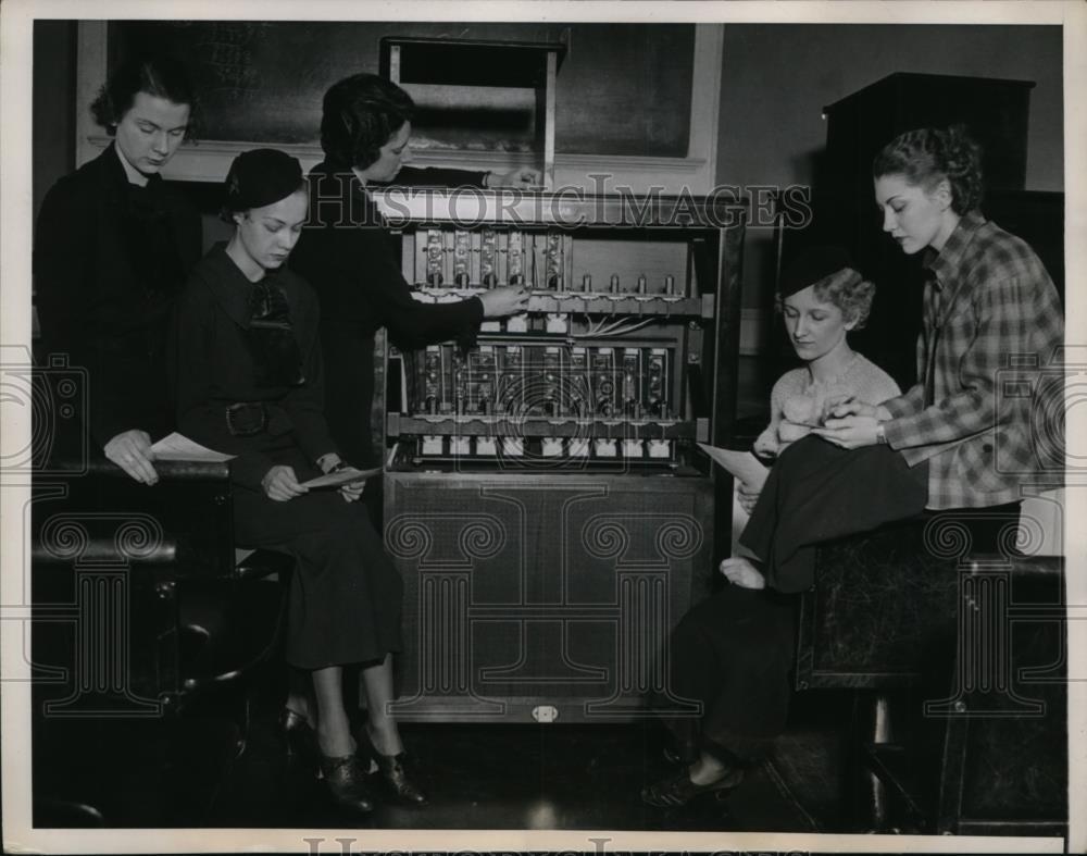 1935 Press Photo Northwestern Univ in Ill Mary Whittaker, Germaine Gundry