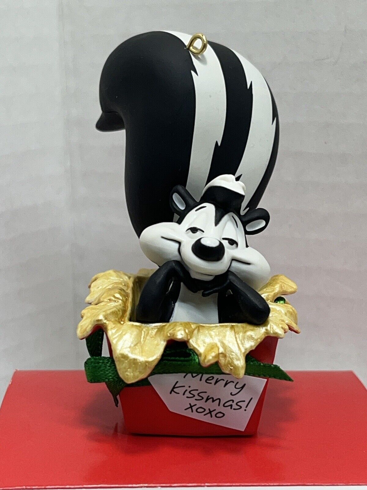 Hallmark ZEE PERFECT GIFT Pepe Le Pew Disney Looney Tunes Pepe in Gift NMIB 2013