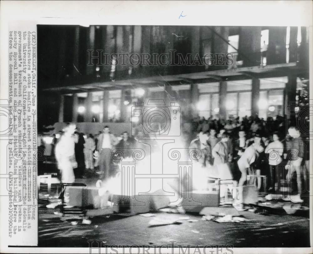 1968 Press Photo Demonstrators stoke a bonfire at the Student Union, Berkeley CA