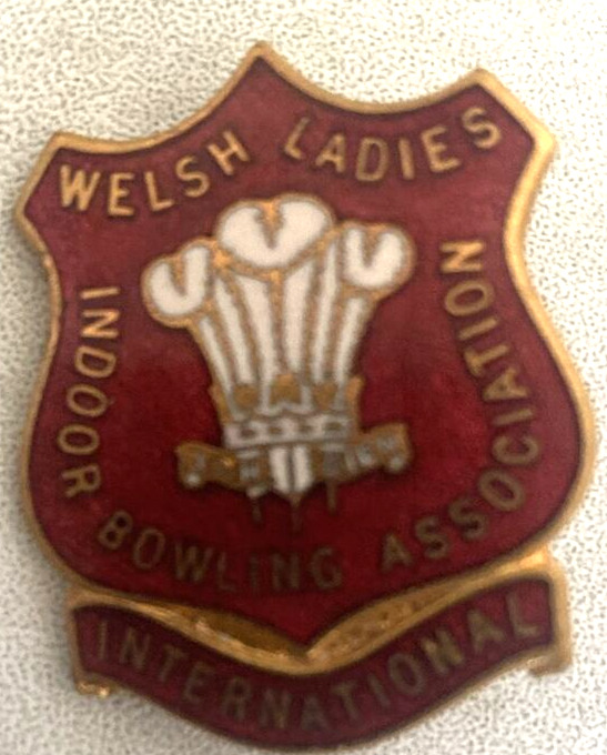 WELSH LADIES INDOOR BOWLING ASSOCIATION. UNDATED BADGE. VERY GOOD CONDITION.