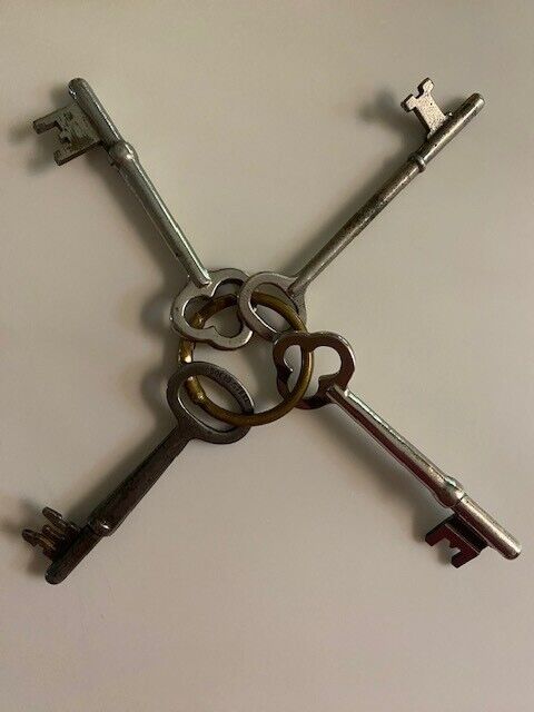 4 Antique Metal Skeleton Keys 2.5 to 3 inches
