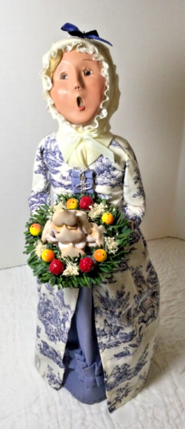Rare Byers Choice Williamsburg Woman In Delft Dress Wreath With Fruit & Cookies