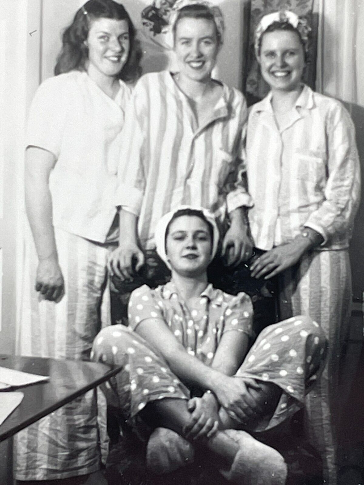 J8 Photo Group 1940\'s Four Beautiful Women Slumber Party Sleep Over