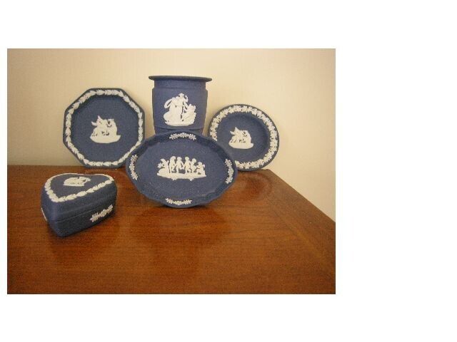 Wedgwood Blue and White Jasperware Grecian Motif 5 Piece Set in Good Condition