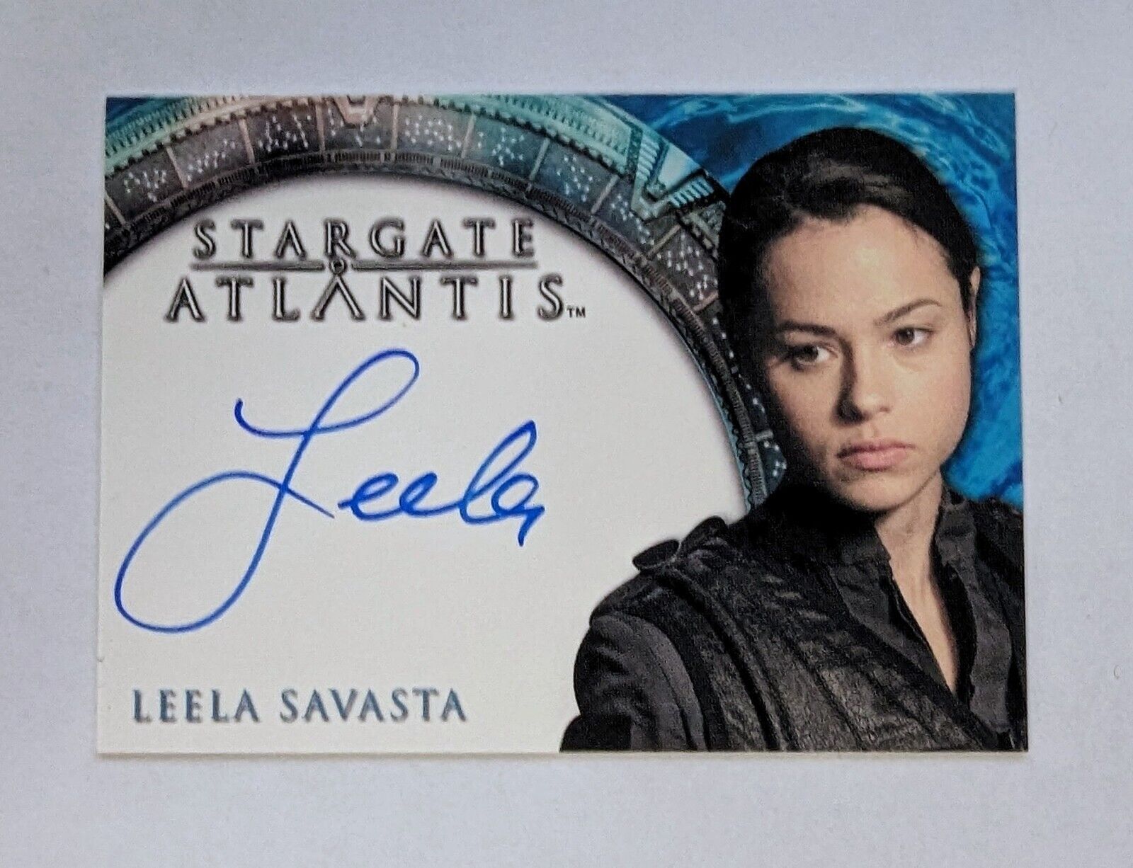 2009 Stargate Heroes Atlantis: LEELA SAVASTA as Captain Alicia Vega Auto Card