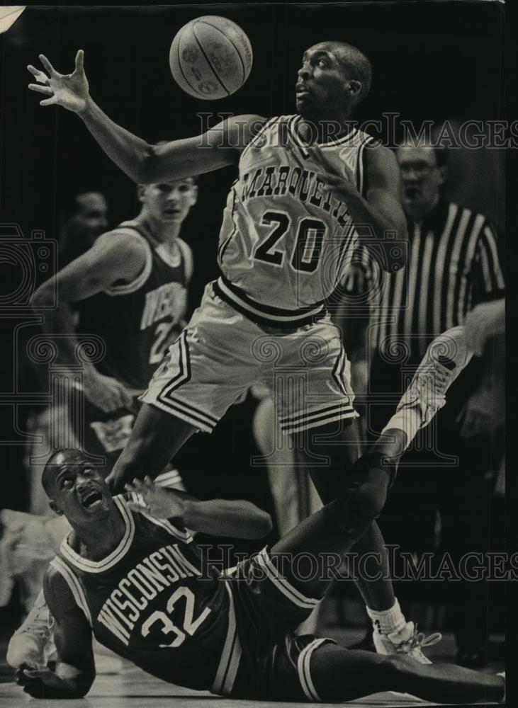 1990 Press Photo Marquette\'s Trevor Powell tries to get ball in Bradley Center.