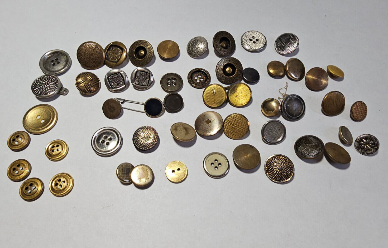 Mixed lot vintage and antique metal buttons
