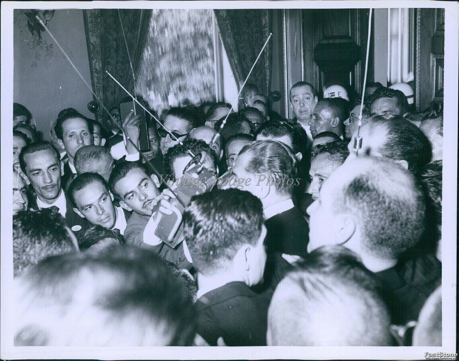 1956 Juscelino Kubitschek President Brazil Crush Newsmen Politics Photo 7X9