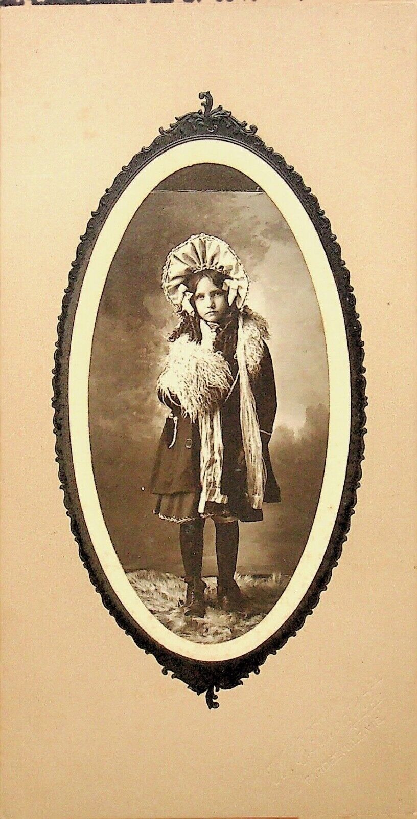 CIRCA 1880s CABINET CARD YOUNG GIRL WITH LARGE UNUSUAL HAT - E12-B