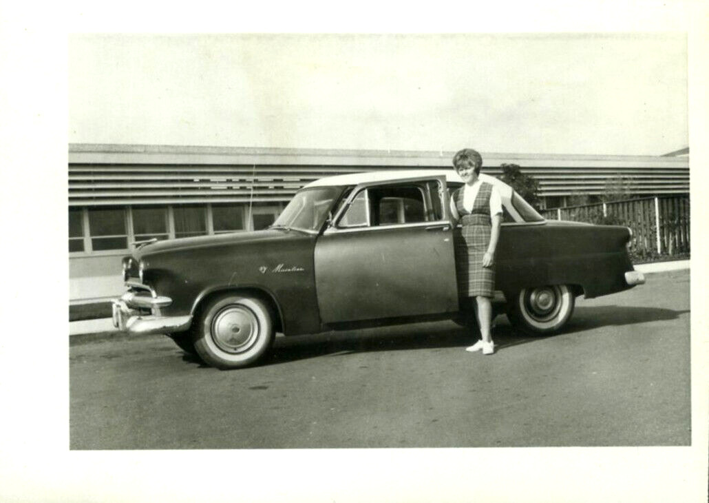 Classic / Vintage Car- Teen Girl  - Original - Snapshot