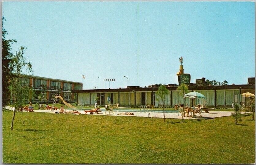 Huntsville, Texas Postcard HOLIDAY INN MOTEL Swimming Pool View c1960s Unused