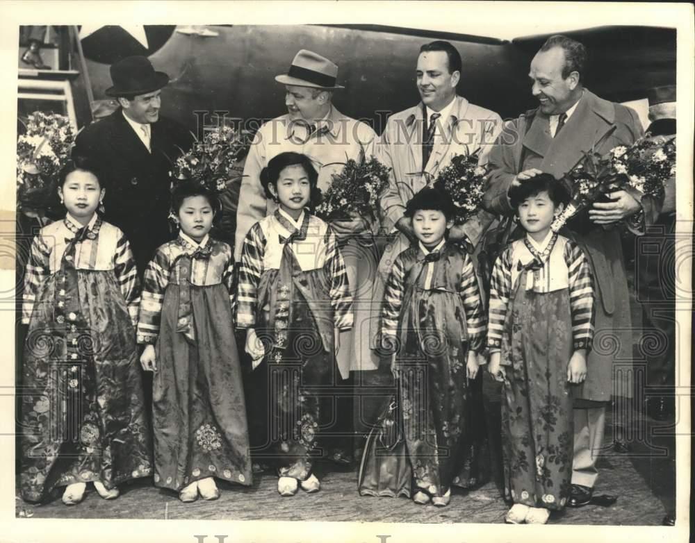 1956 Press Photo William Hearst Jr. & others greeted by Korean children, Korea