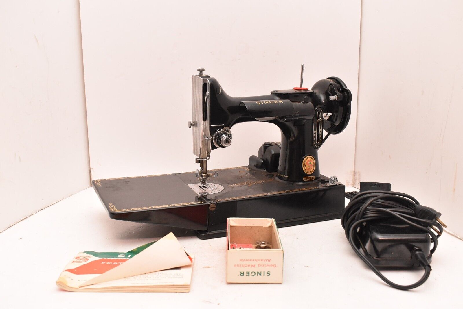 1961 SINGER 221 FEATHERWEIGHT SEWING MACHINE -With Case Vintage