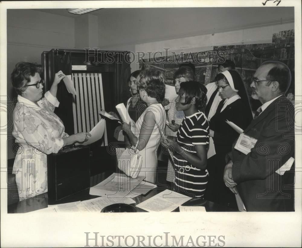 1970 Press Photo Volunteers Prepare for Human Relations Committee Elections