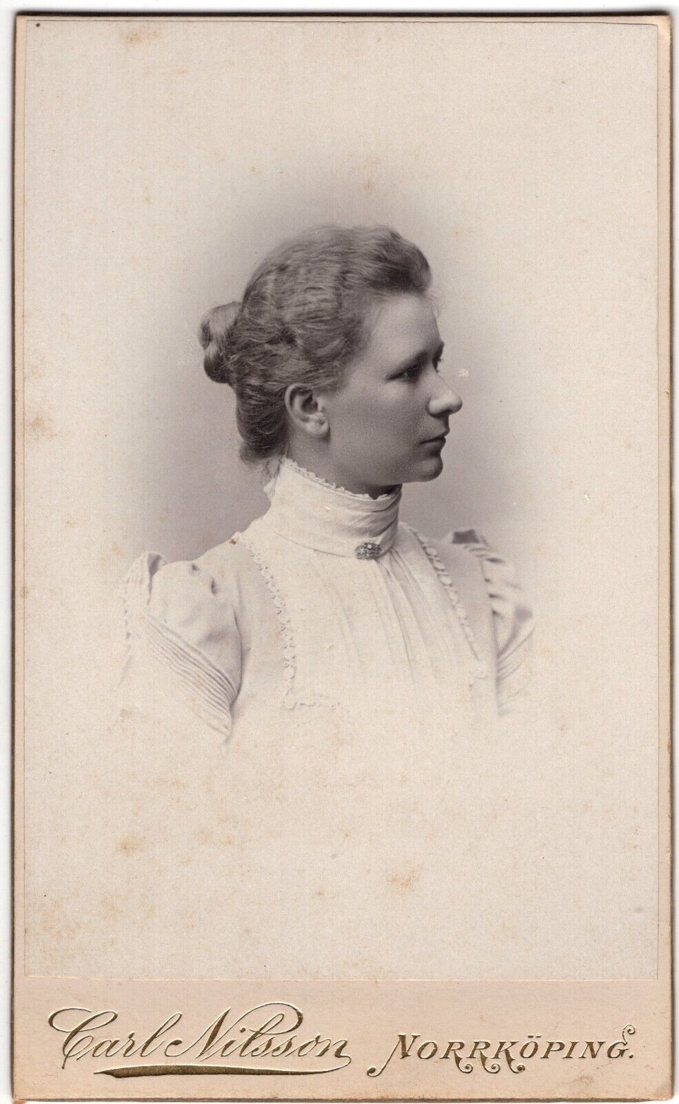 CIRCA 1890s CDV CARL NILSSON LADY IN FANCY WHITE DRESS NORRKOPING SWEDEN