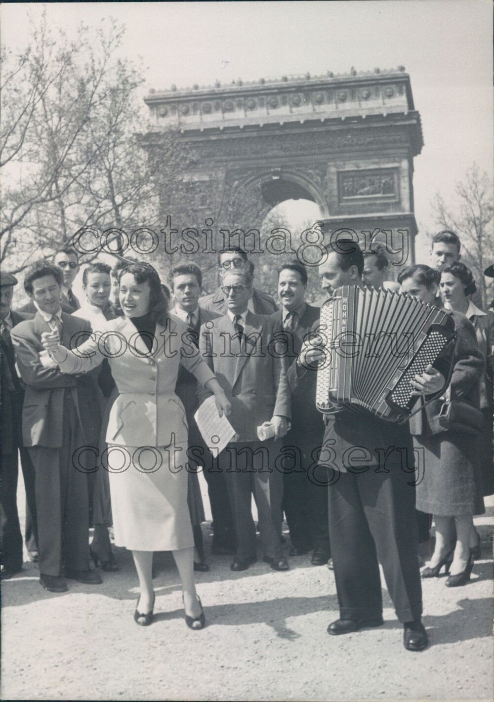 1953 Actress Ginette Leclerc Sings on Champ Elysees w Accordionist Press Photo