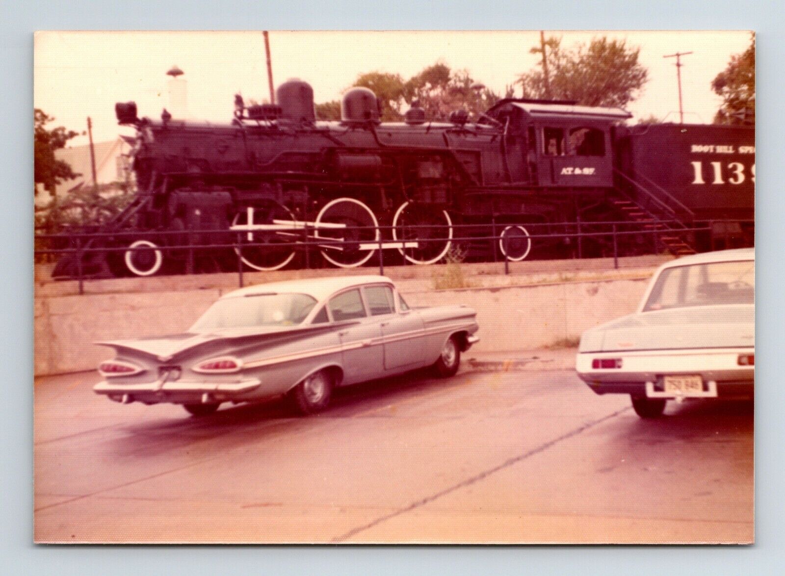 wd3 Original Photo 1973 Dodge City ATSF 1139 2-6-2 Locomotive Winged Car 377a