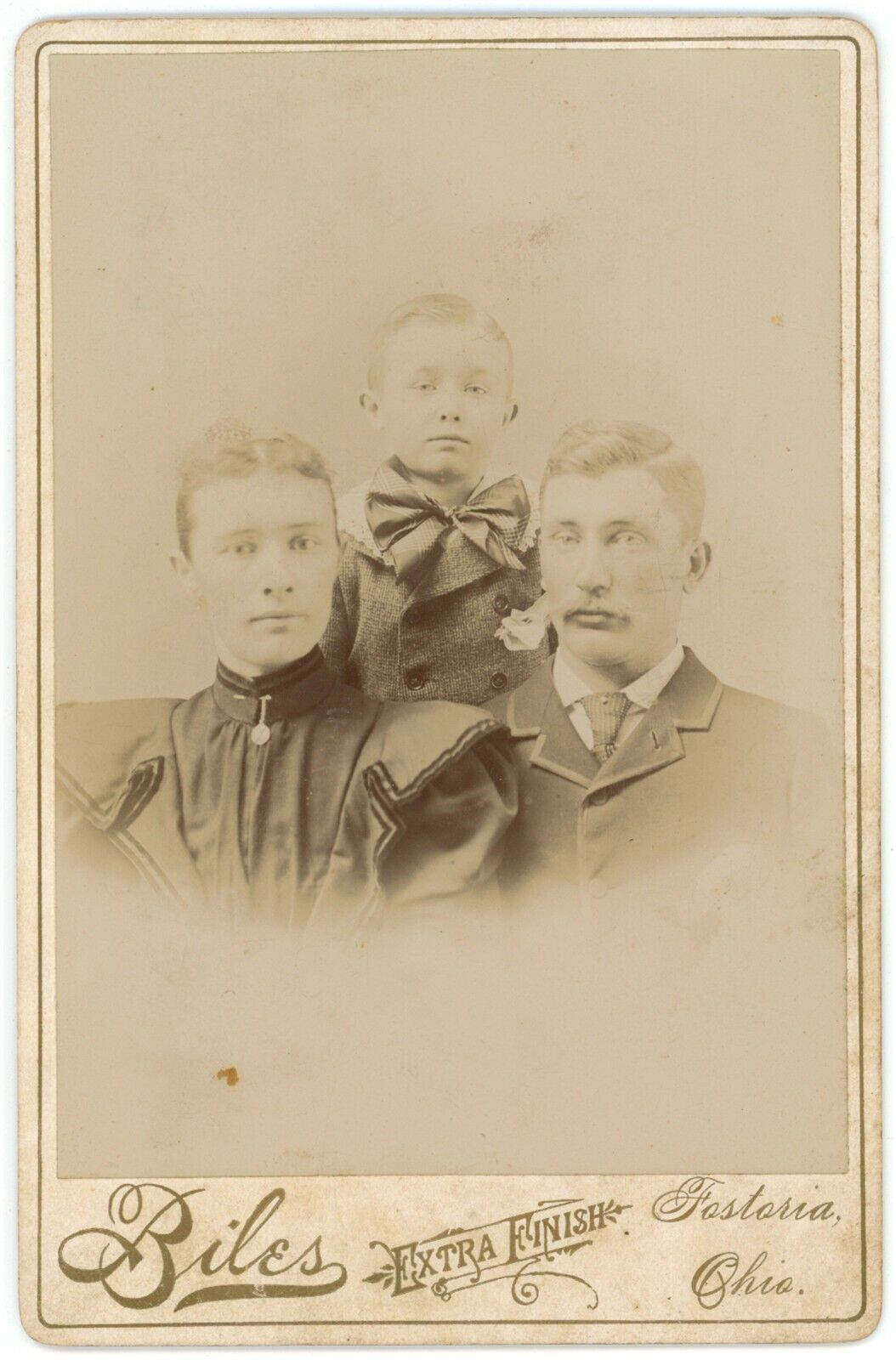CIRCA 1890\'S CABINET CARD Beautiful Family of Three Little Boy Biles Fostoria OH