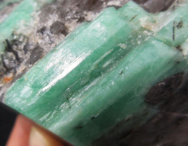 269g green Emerald/Beryl crystal minerals specimens #China