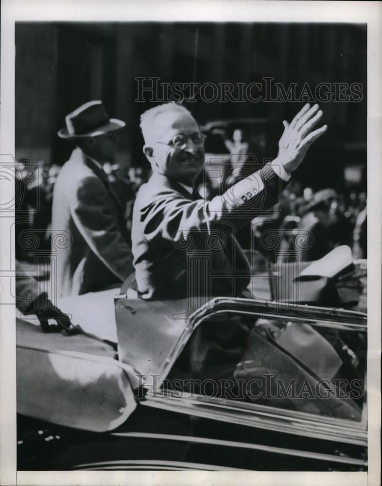 1945 Press Photo New York Pres Truman waves to crowd at Navy Day celebration NYC