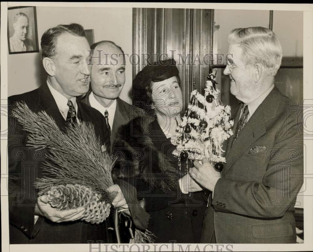 1938 Press Photo Christmas Gifts Given To Senator-Elect Mead, Senator Donahey