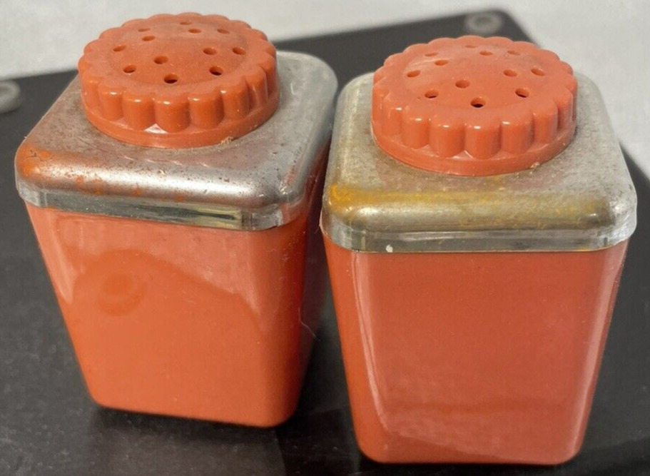 Sterilite Salt And Pepper Orange Shaker Set  Vintage  Plastic