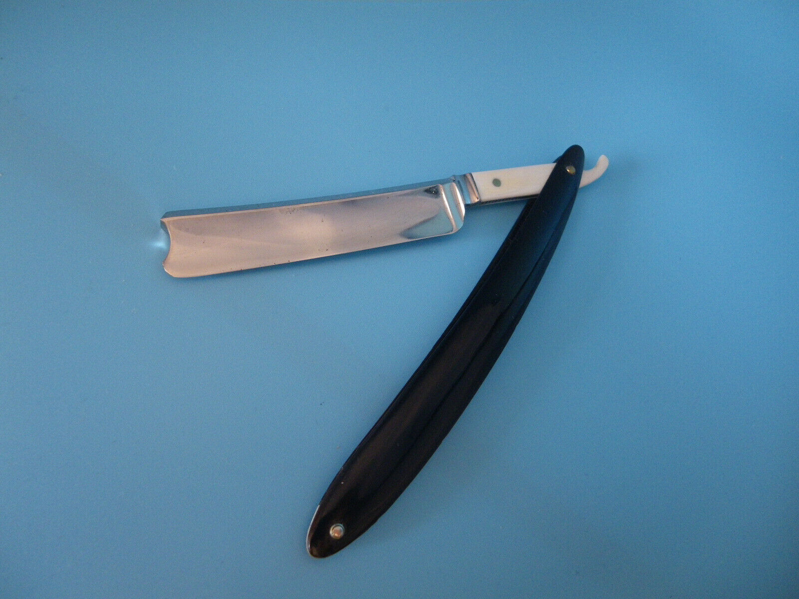OLD STRAIGHT RAZOR - 2 Natural Materials for 1 Shaver - 5/8 - Ready to Use