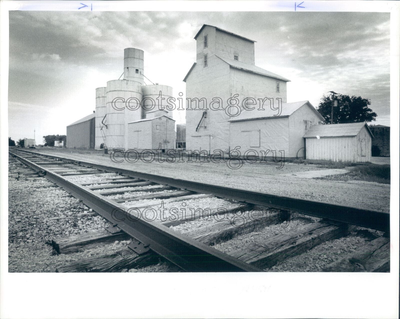 1989 Press Photo Grain Elevators by Railroad Woodbine Dickinson County Kansas