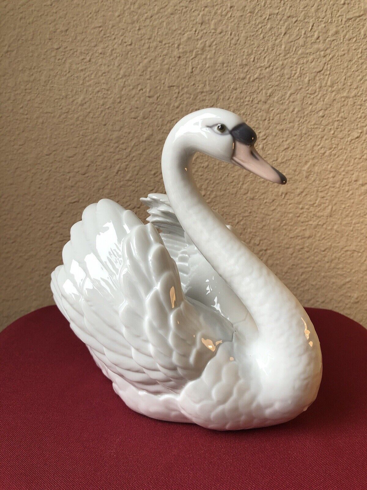 Lladro 5231 White Swan with Wings Spread 1983 Retired