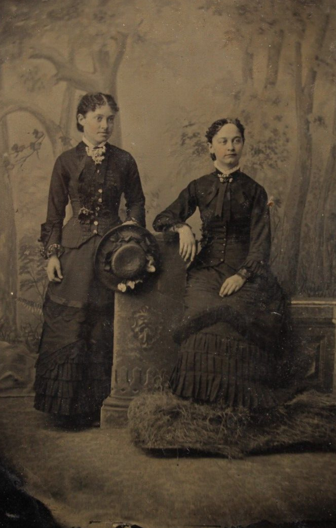 c1880s Tintype Photo Sister Portrait Women W Large Hat Victorian Dress D4405