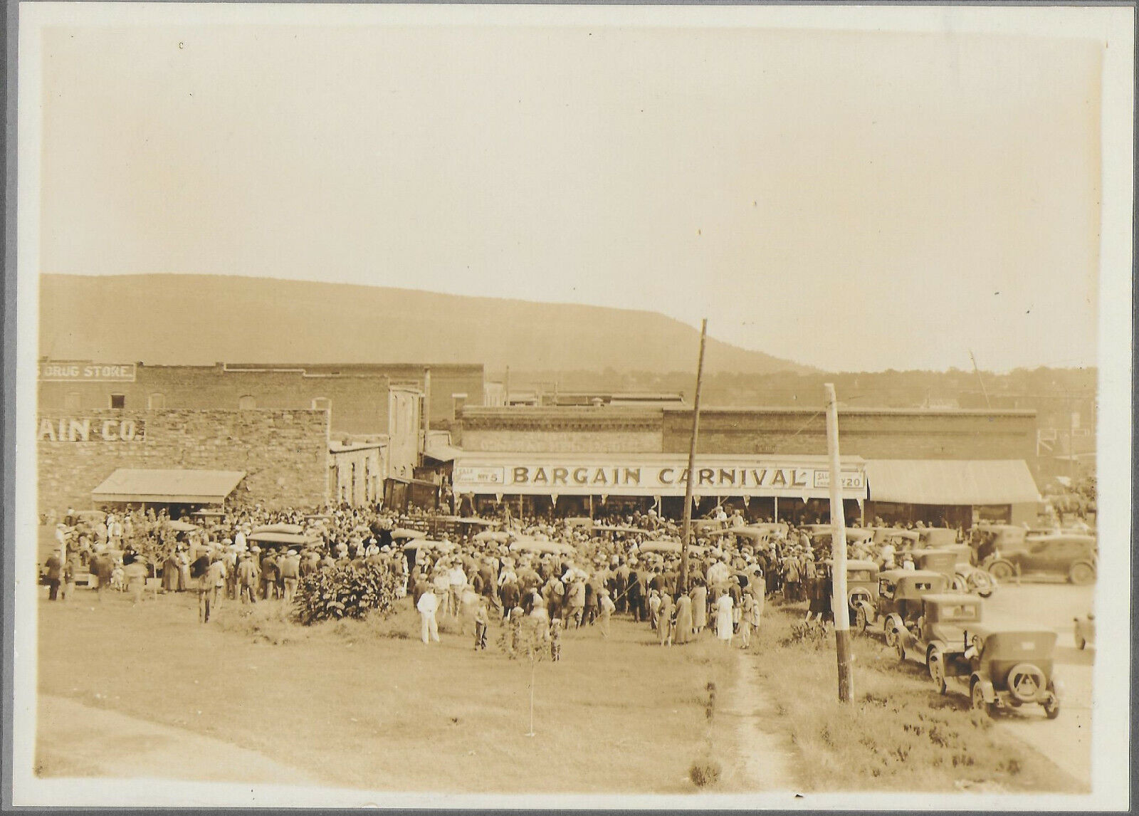 Cabinet Photograph of Heavener Oklahoma Store Closing Sale w/ Huge Crowd 1920s