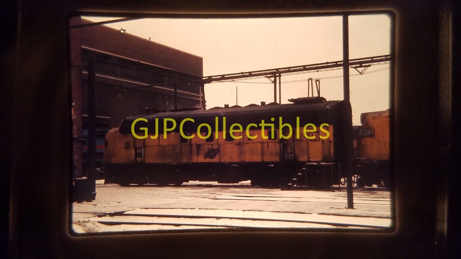 22212 35MM Train Slide ENGINES CARS STATIONS C & NW 407 F7A CHICAGO IL DEC 26 80