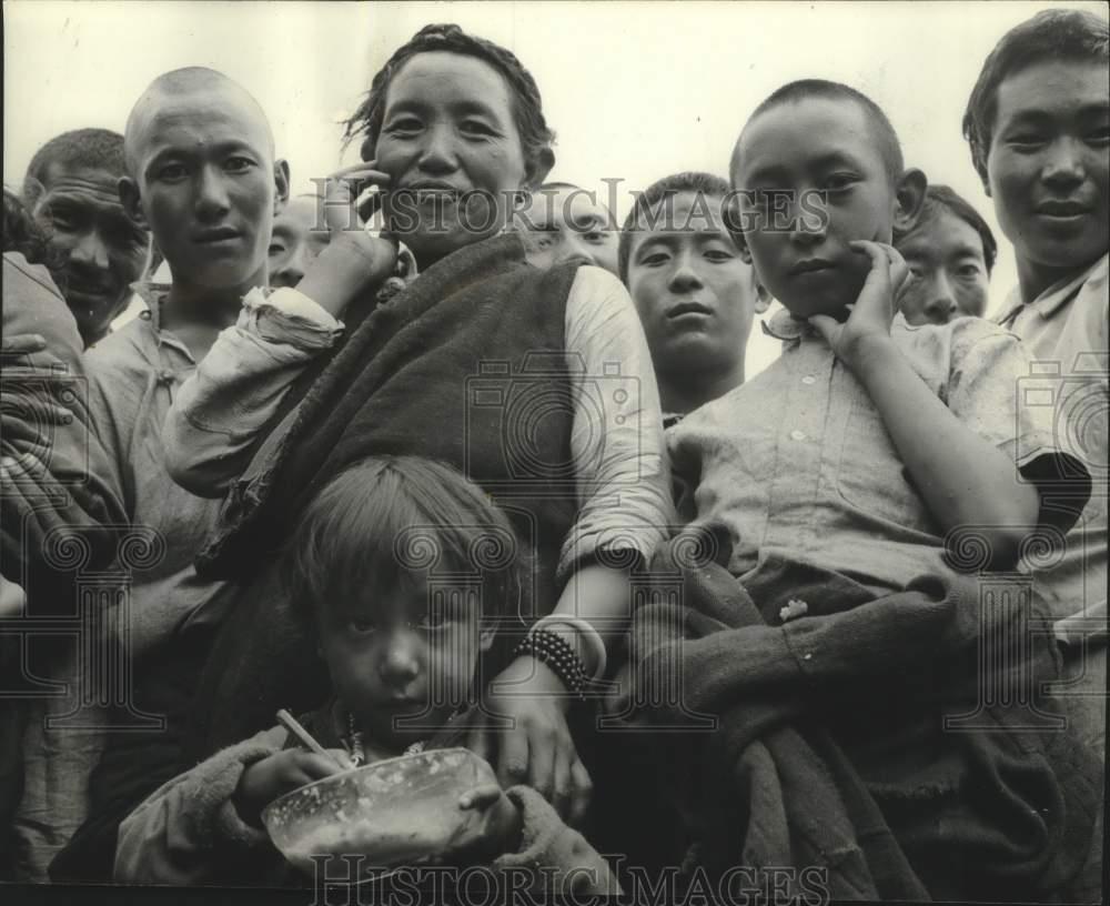 1959 Press Photo Little Tibetan refugee eats rice & lentils proveded by CARE